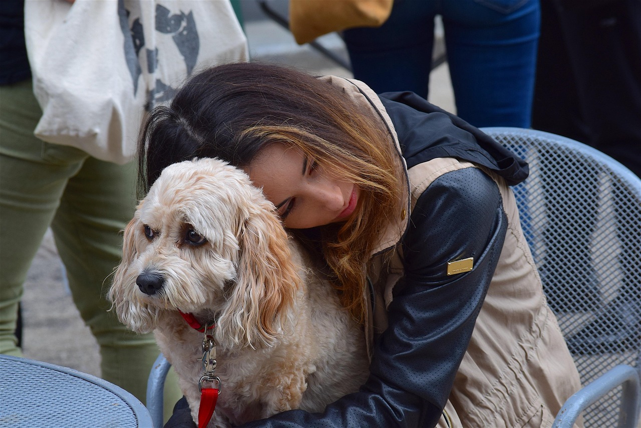 Una mujer abraza con ternura a su perro en un momento de reencuentro